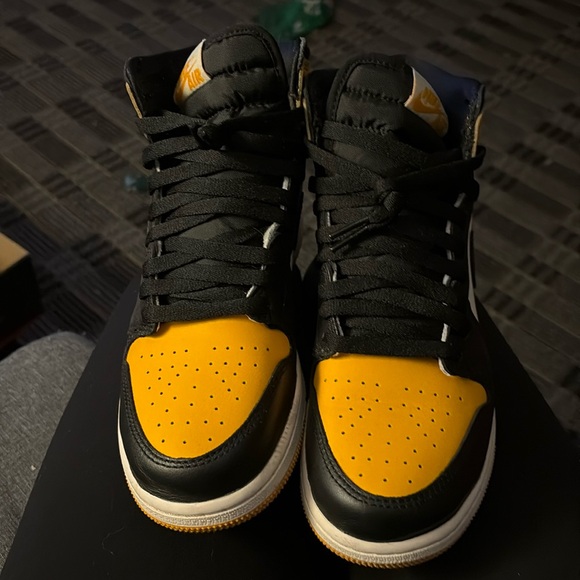 Jordan 1 yellow and black grade school 6.5 - Picture 1 of 6